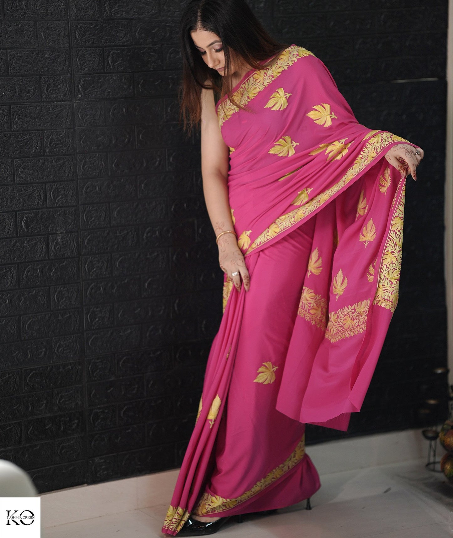 Pink Chinar Bootidaar Aari Embroidered Pure Crepe Saree