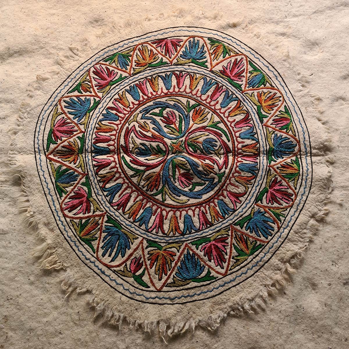 MANZ BADAAM HANDMADE ROUND AARI EMBROIDERED NAMDA 4x4 FT