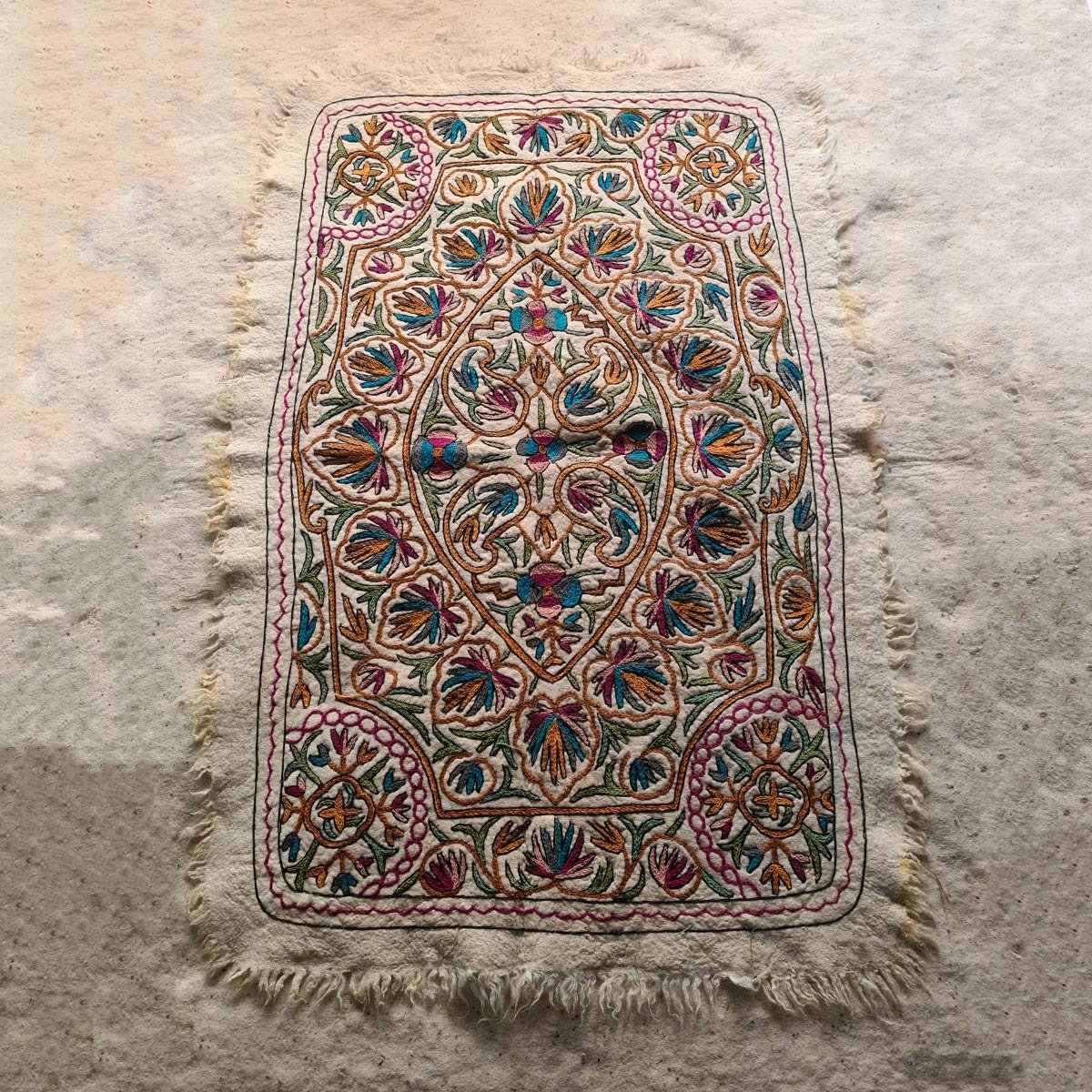 MANZ BADAAM HANDMADE AARI EMBROIDERED NAMDA 6X4 FT