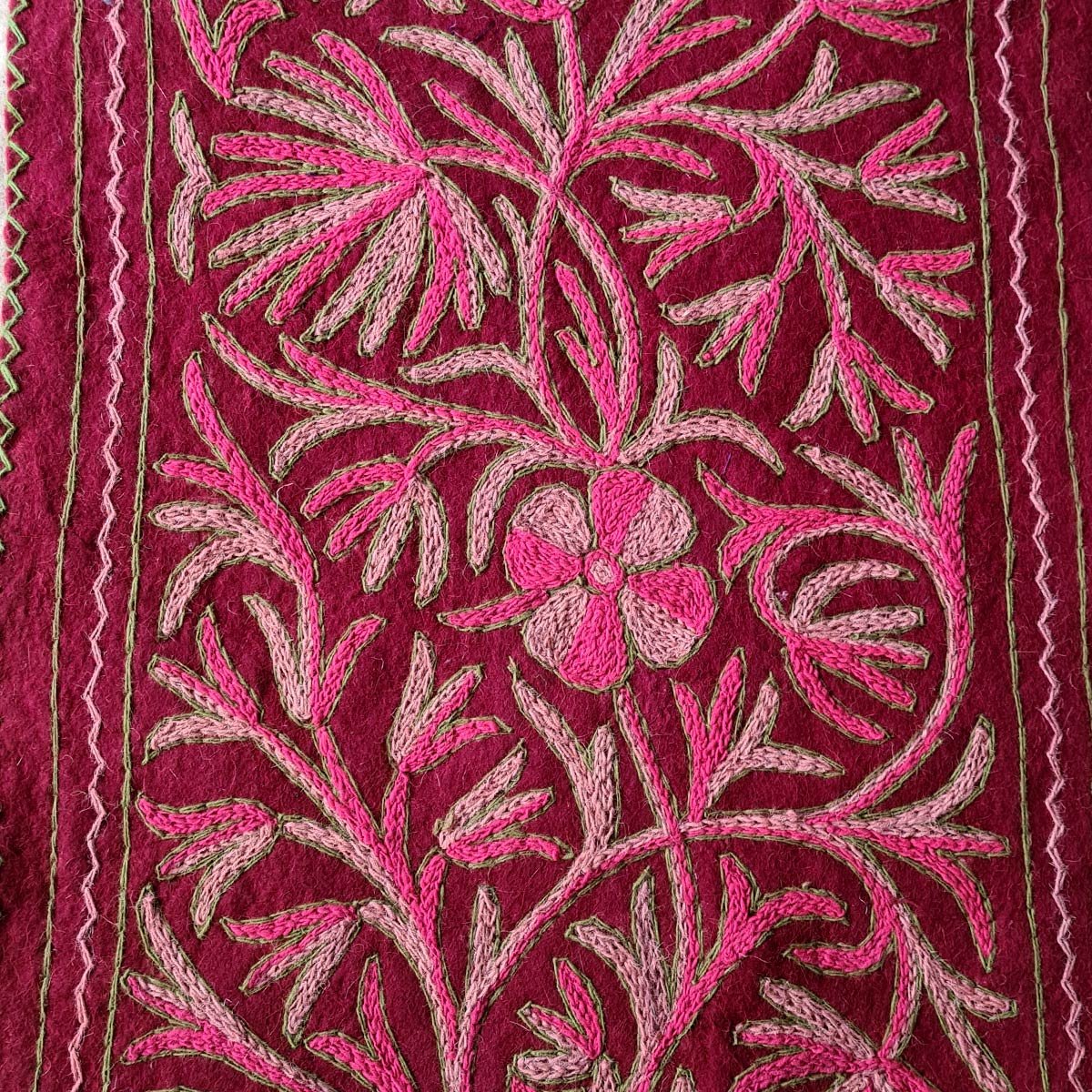 FAST PINK HANDMADE AARI EMBROIDERED NAMDA 2X3 FT