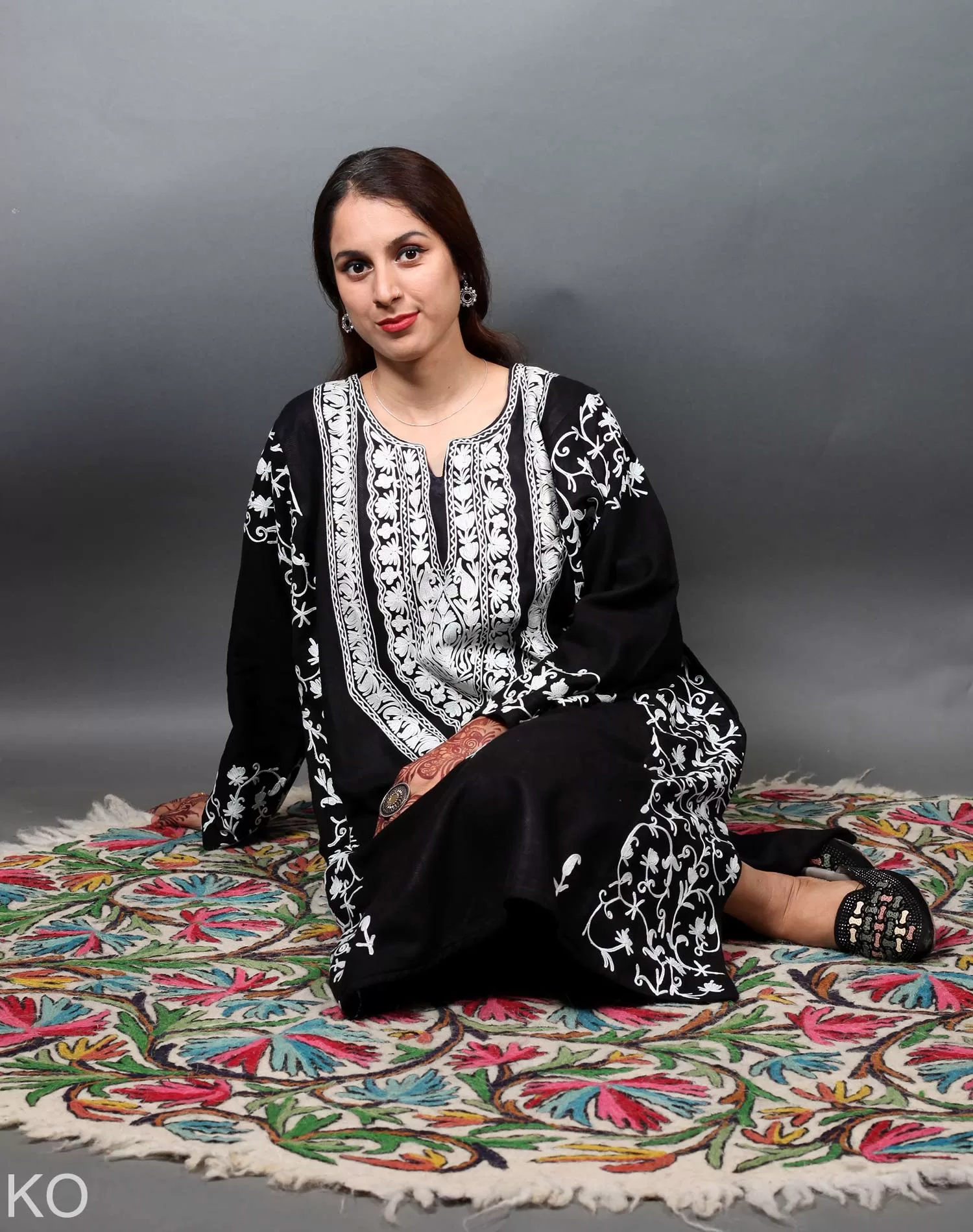 Black Aari Embroidery Woolen Phiran