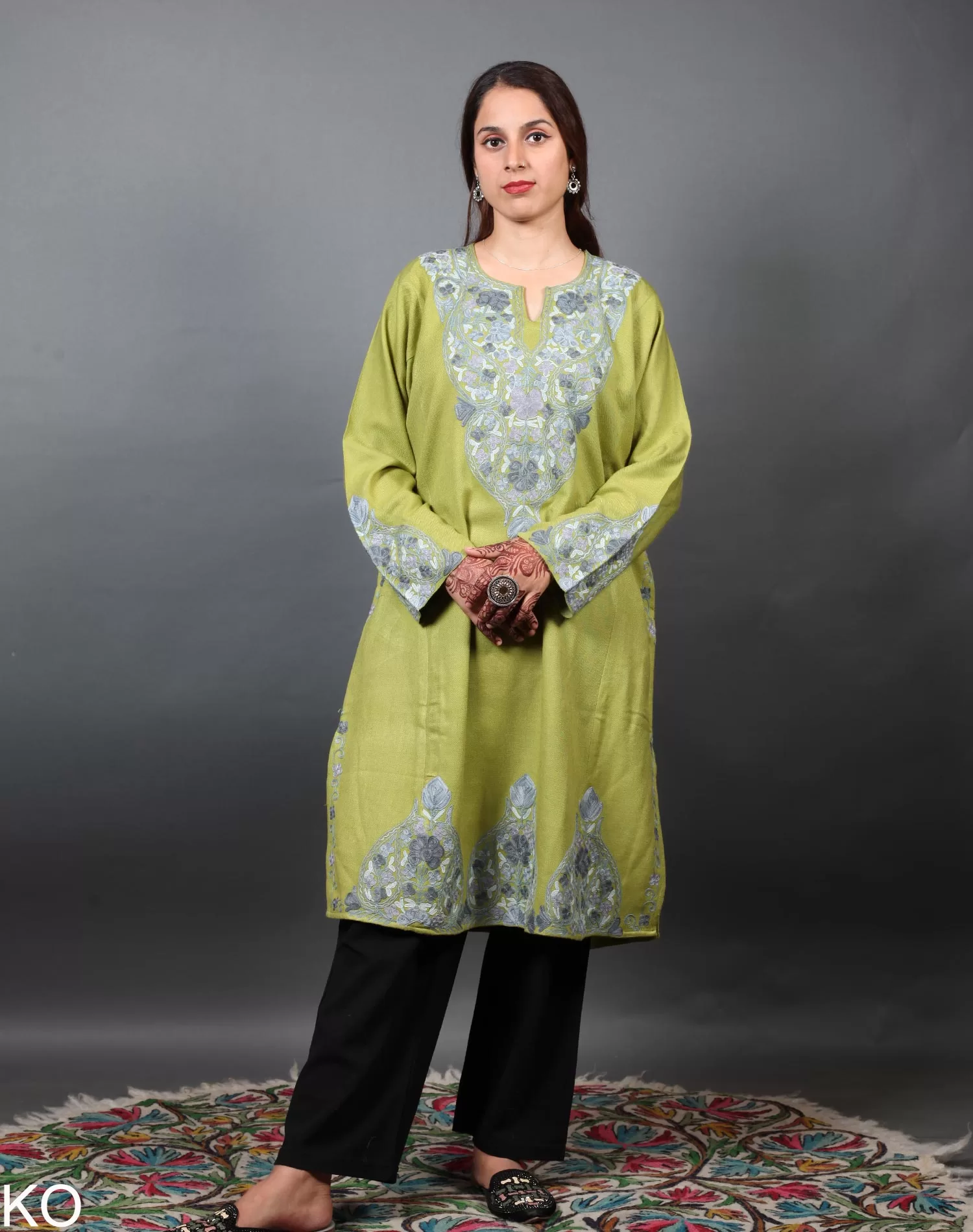 Stay cozy and stylish this winter with our Light Green & Grey Aari Embroidered Kashmiri Phiran. Perfect for you!