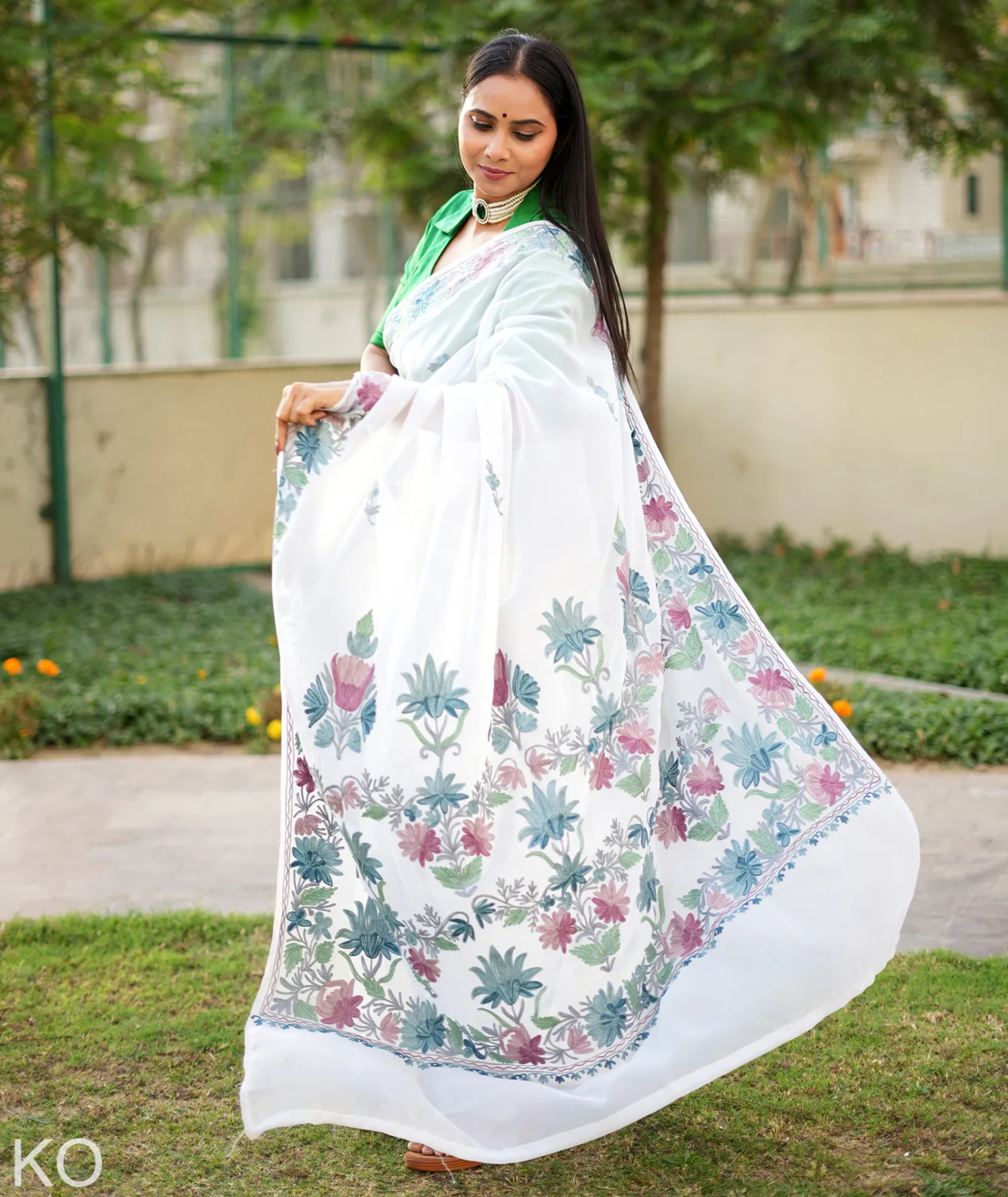Posh Phulai Aari Embroidered White Georgette Saree